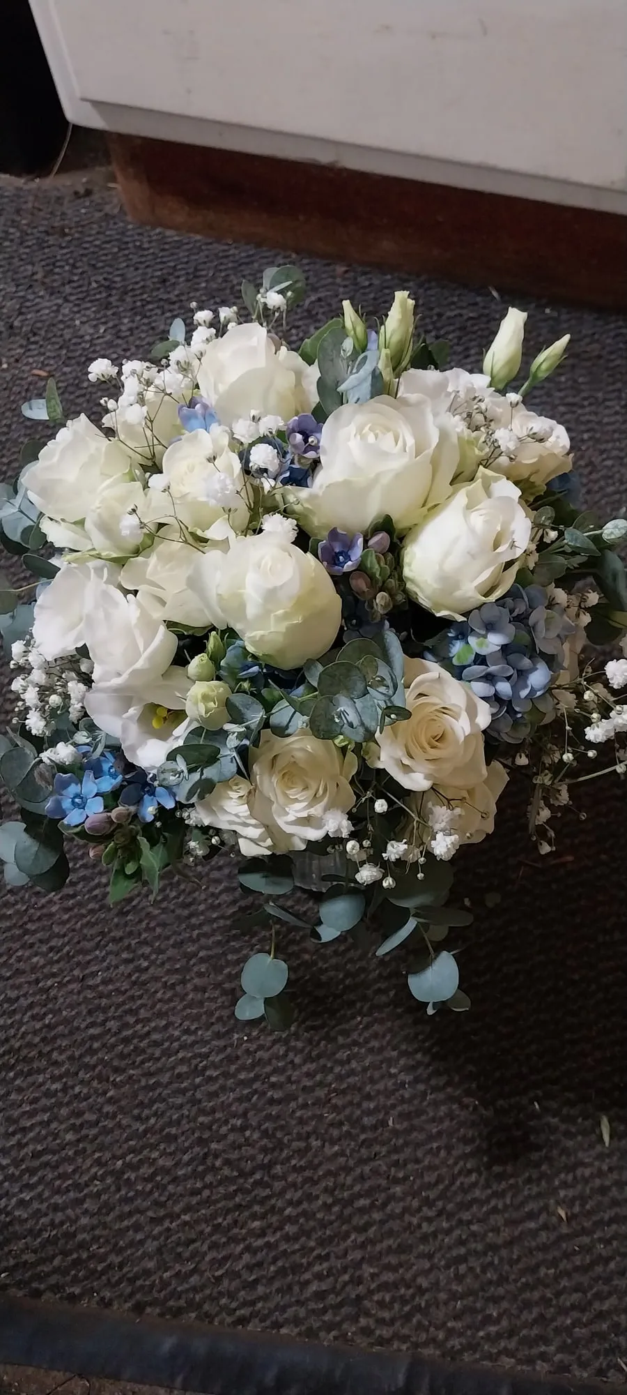 Brautstrauß aus weißen Pfingstrosen und Rosen mit blauen Blüten